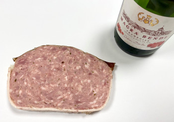 Terrine de volaille au Magra Bendi et basilic tranchée